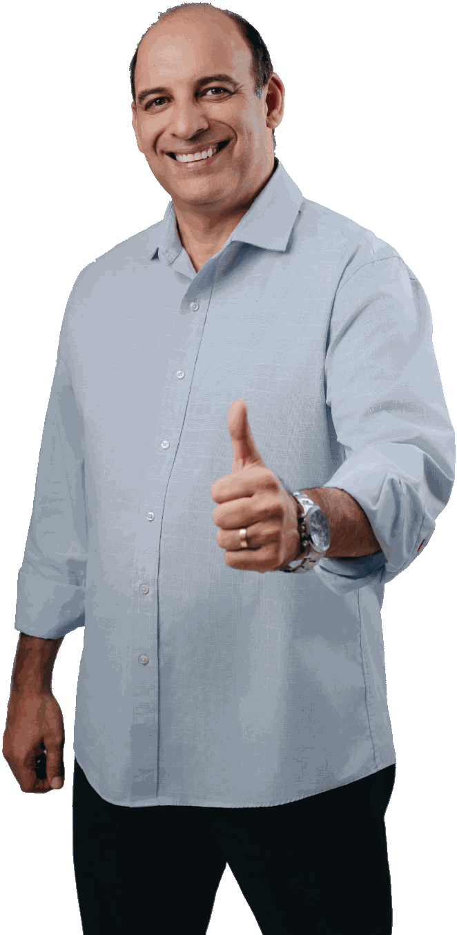 Ari Saraiva de corpo inteiro, camisa azul-clara, polegar para cima, sorrindo.