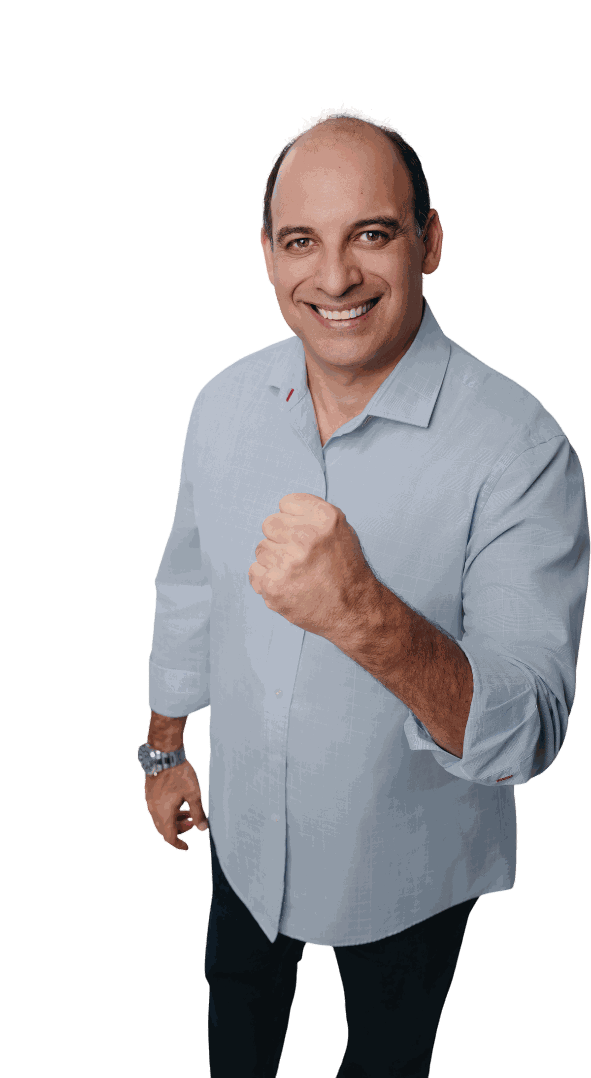 Ari Saraiva de camisa azul-clara, sorrindo, punho cerrado, sobre o contorno do mapa de Rondônia.